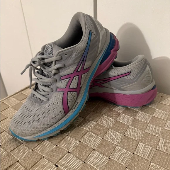 ASICS Women's GT 2000’s - Picture 1 of 4